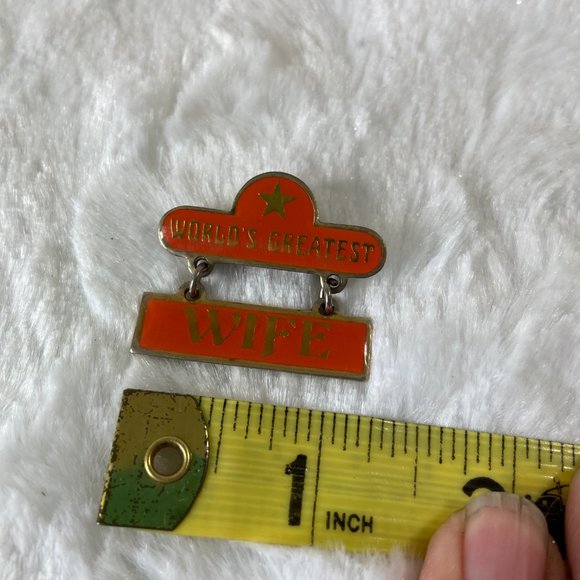 Vintage1980's World's Greatest Wife Brooch Enamel Dangle Pin - Picture 9 of 9
